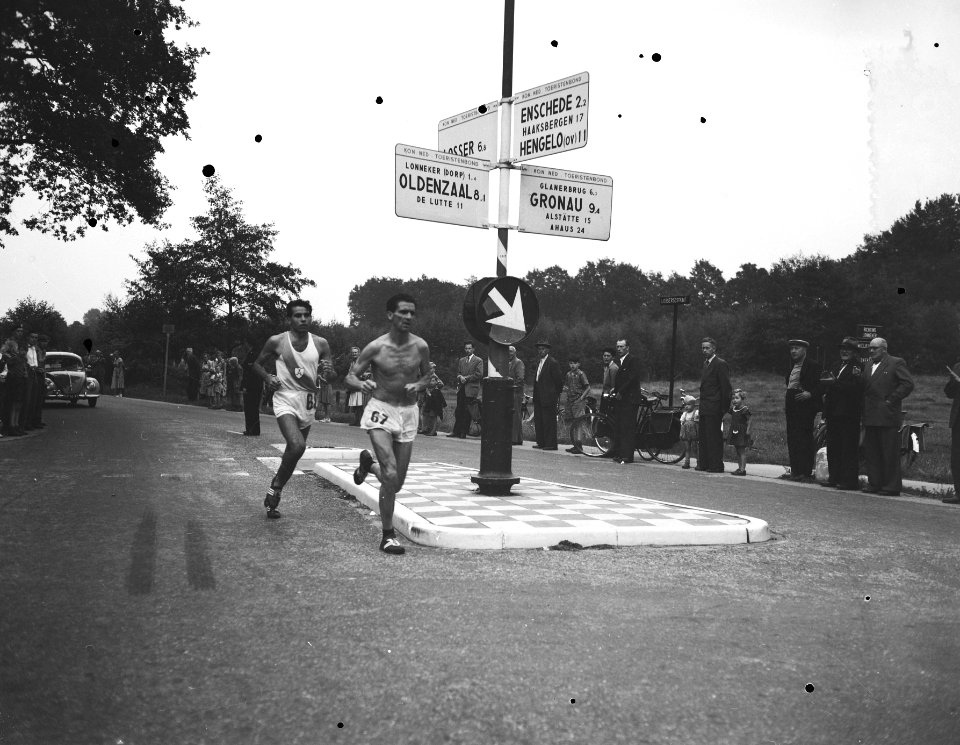 Internationaal Marathonrace Enschede, eerste Reinaldo Gorno (Argentinie) links, , Bestanddeelnr 907-2967