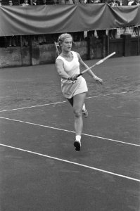 Internationale tenniskampioenschappen Melkhuisje Elly Appel in actie, Bestanddeelnr 927-3334