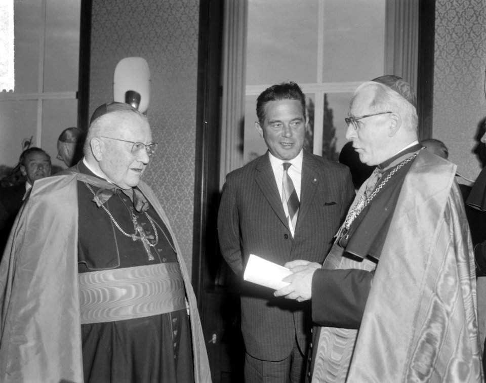 Internationaal congres Pax Christi in Den Bosch geopend vlnr kardinaal Felti, Bestanddeelnr 916-8544