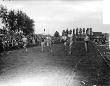 Internationaal Atletiekwedstrijd Pro Patria Rotterdam, finish 100 m dames, Bestanddeelnr 907-2153