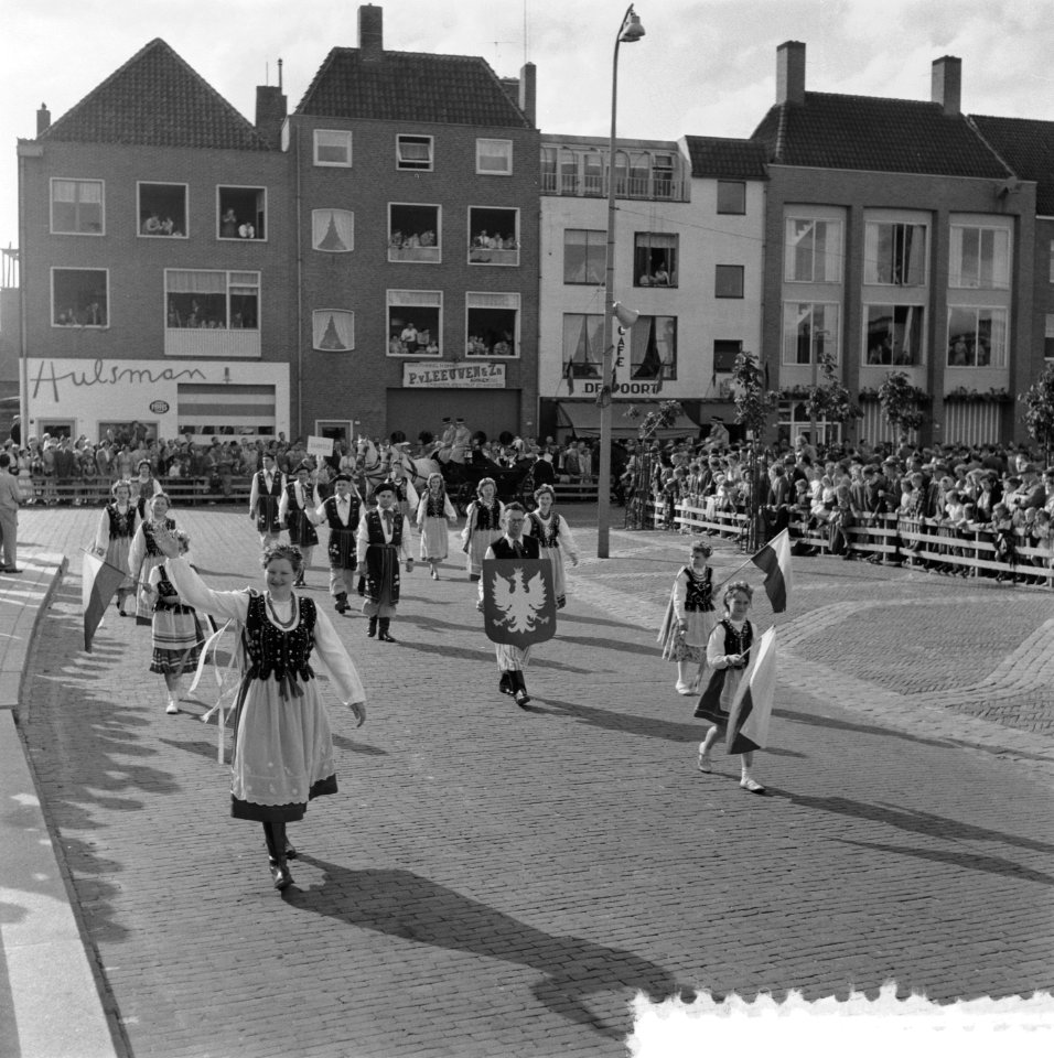 Internationaal folkloristische optocht Arnhem. Polonia uit Breda, Bestanddeelnr 907-9244