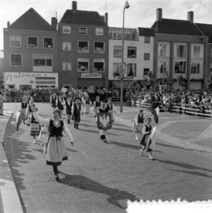 Internationaal folkloristische optocht Arnhem. Polonia uit Breda, Bestanddeelnr 907-9244