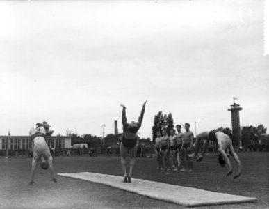 Internationaal Atletiekwedstrijd Pro Patria Rotterdam, demonstratie lange mat …, Bestanddeelnr 907-2163