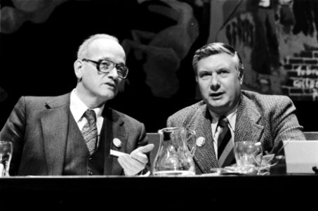 Internationaal Forum tegen Neutronenbom Joop Wolff (l) in gesprek met Eerste Ka, Bestanddeelnr 929-6304