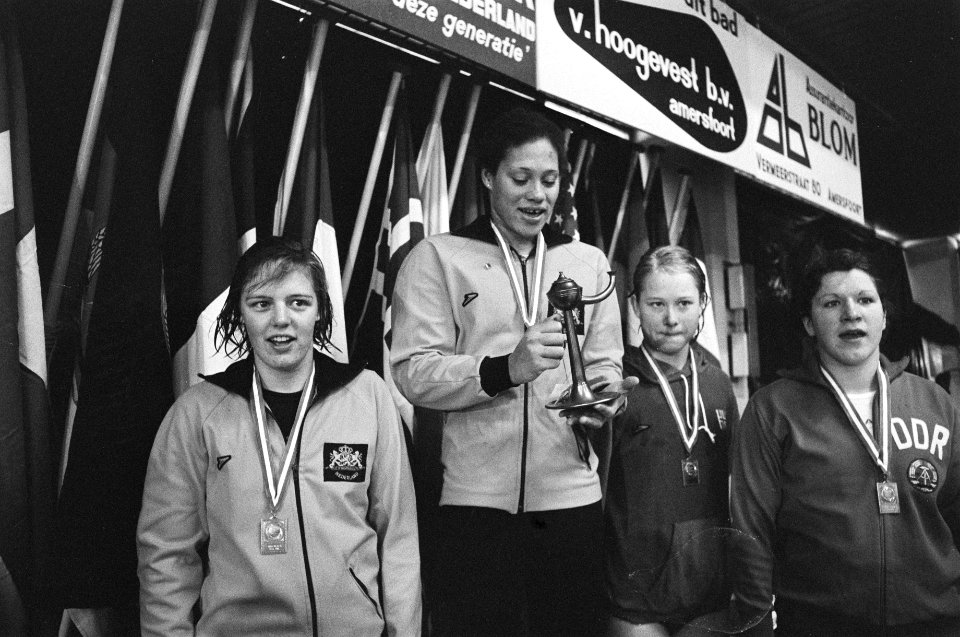 Internationale zwemwedstrijden in Amersfoort Ineke Ran met Enith Brigitha, Bestanddeelnr 928-3948