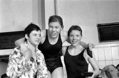 Internationale zwemwedstrijden in Bremen, Klenie Bimolt, Martha Hoffman, F. Looy, Bestanddeelnr 916-1521