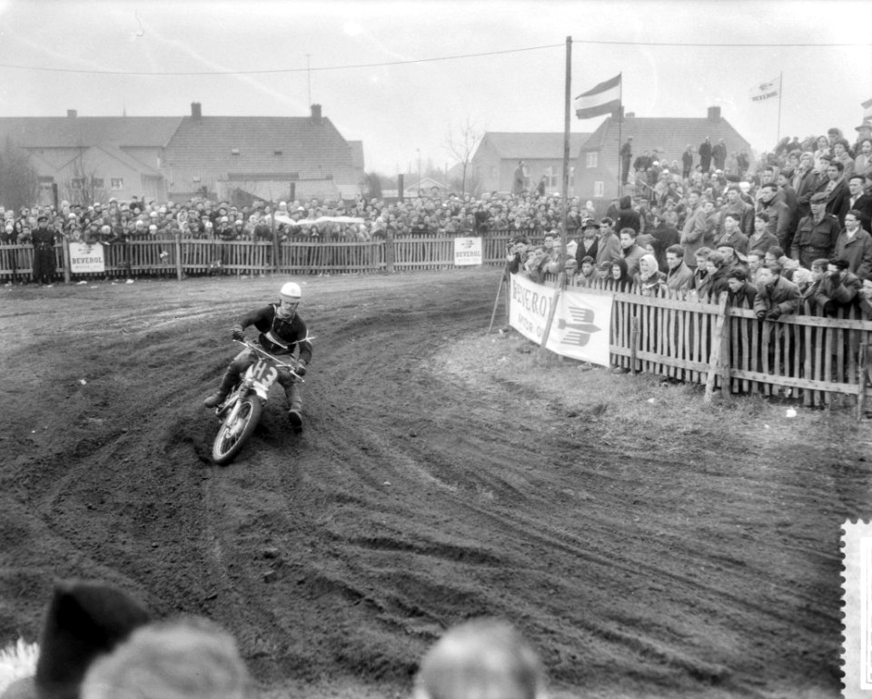 Internationale Motorcross 1959 in St. Anthonis Jan Clynk met gebroken kuitbeen, Bestanddeelnr 910-2173