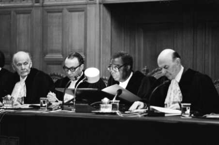 Internationaal Gerechtshof Nicaragua vs de VS v.l.n.r. rechters Morozov, Sette C, Bestanddeelnr 933-1619