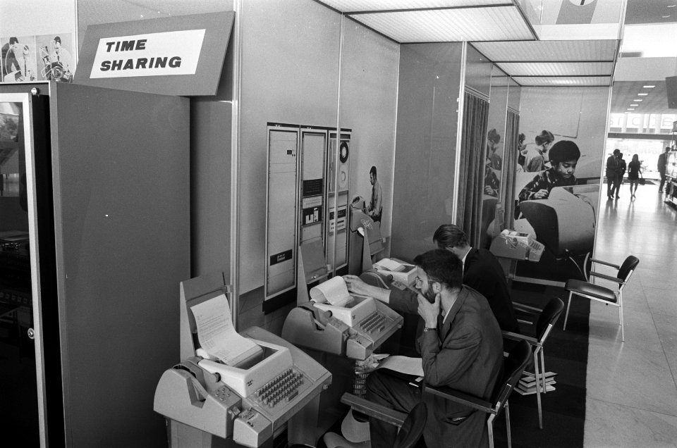 Internationaal Computercongres in RAI, Amsterdam congresdeelnemers bezig met te, Bestanddeelnr 923-7788