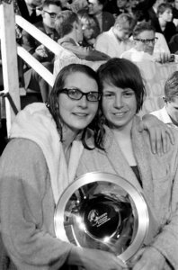 Internationale zwemwedstrijden in Bremen, Corrie Winkel en Ineke Reymerink (kopp, Bestanddeelnr 916-1517