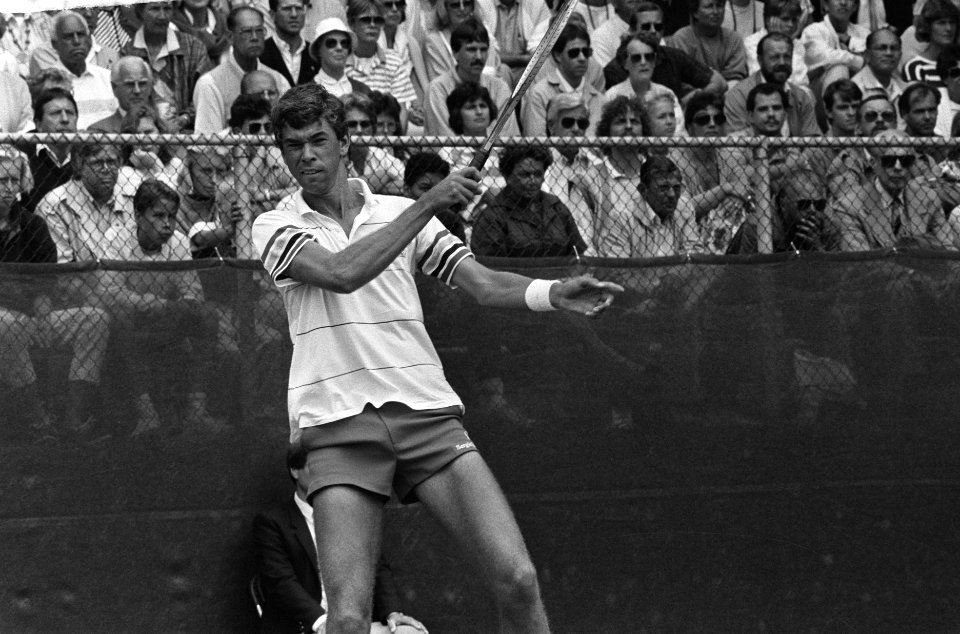 Internationale kampioenschap tennis Melkhuisje Michiel Schapers in actie, Bestanddeelnr 933-7189