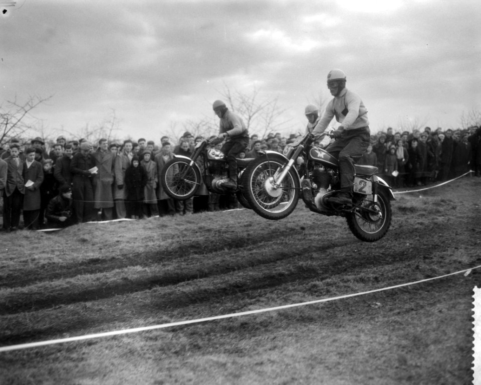 Internationale motorcross in Gemert (Noord-Brabant) vvna Huib Scaillet en Fr, Bestanddeelnr 910-1707
