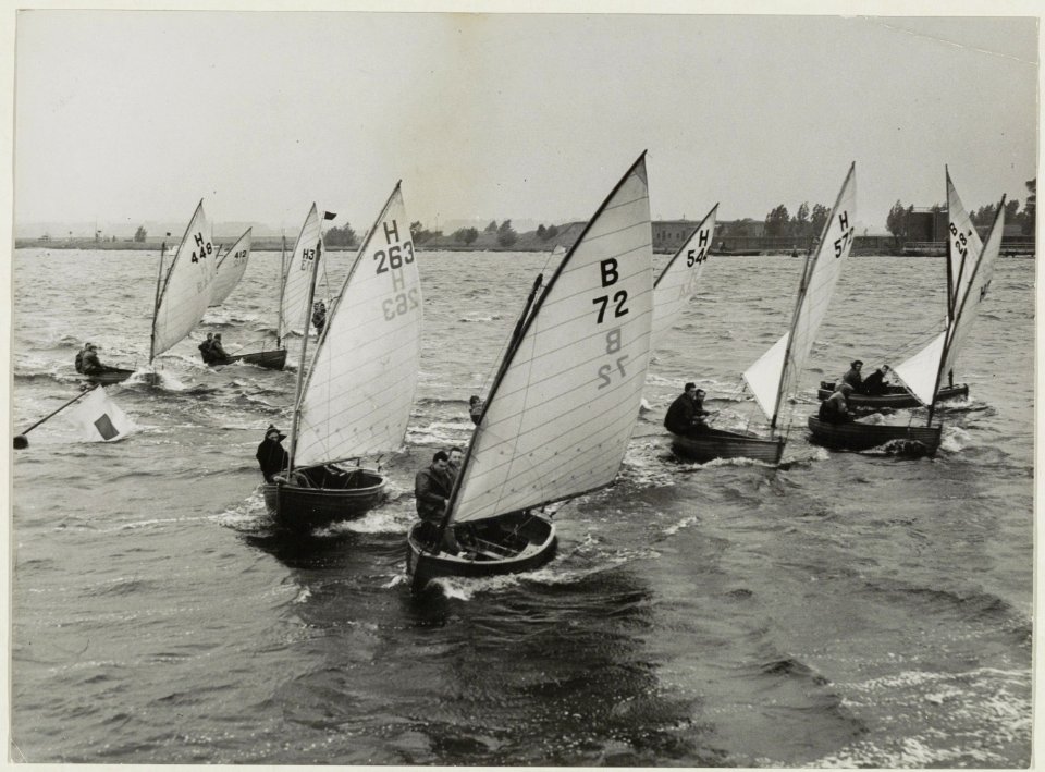 Internationale zeilwedstrijden gehouden op het Noorder Buiten Spaarne hoek Mooie Nel ziende naar het westen. NL-HlmNHA 54010682