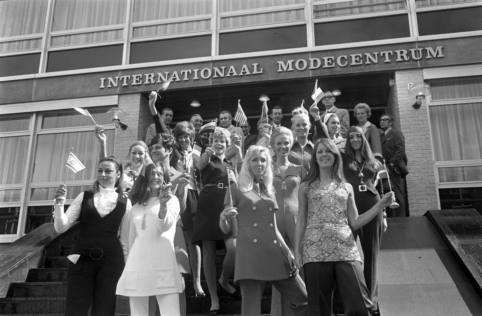 Internationaal Modecentrum in Amsterdam geopend Mannequins met vlaggetjes op de, Bestanddeelnr 922-7392