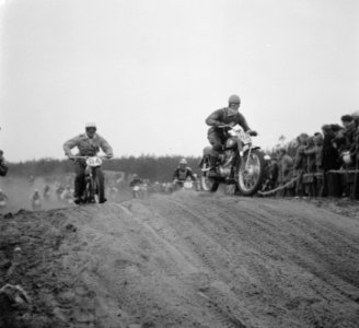 Internationale Motor- en terreinwedstrijden te Boekel Links Ward en rechts Fr , Bestanddeelnr 907-6720