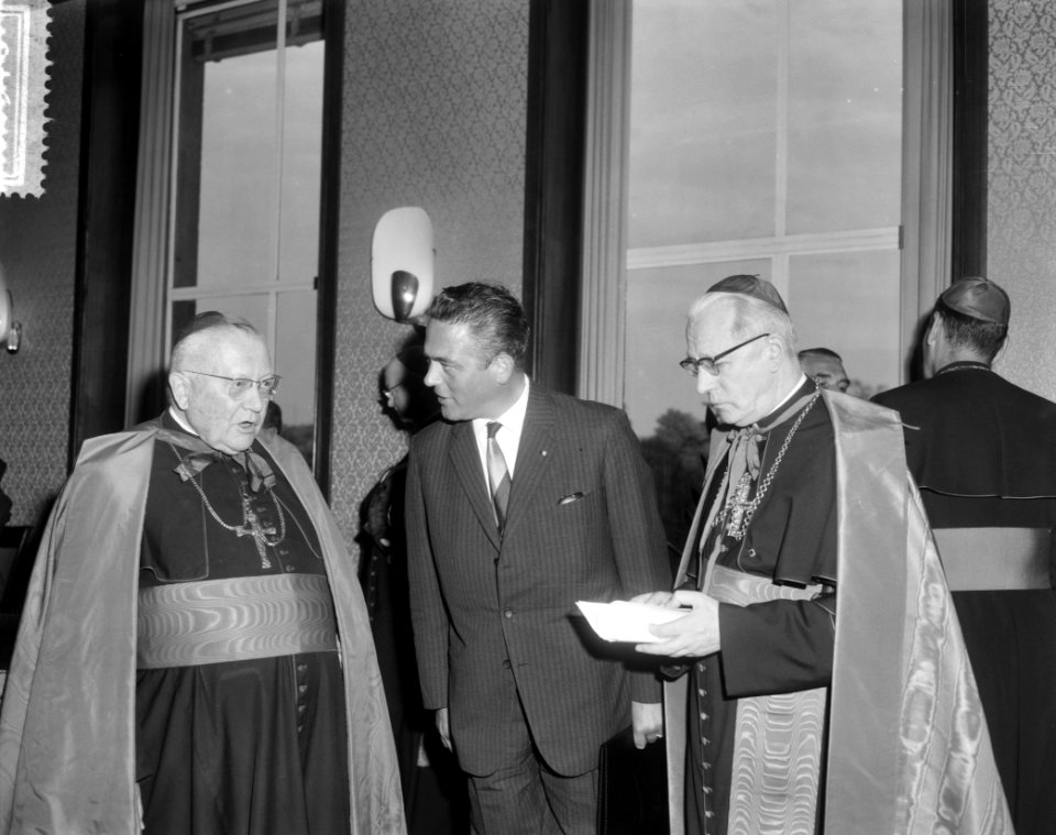 Internationaal congres Pax Christi in Den Bosch geopend vlnr kardinaal Felti, Bestanddeelnr 916-8546