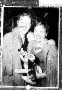 Internationale zwemwedstrijden in Zentralbad te Bremen, Corrie Schimmel (l) en M, Bestanddeelnr 912-0309