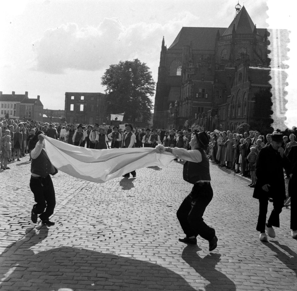 Internationaal folkloristische optocht Arnhem La Fazandole uit Le Courtepin , Bestanddeelnr 907-9246