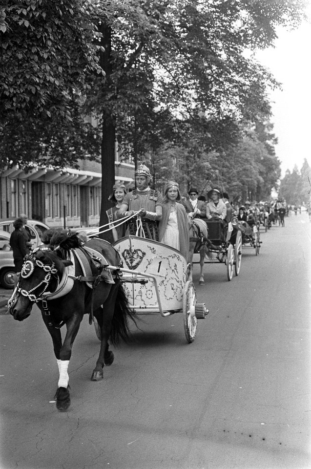 Internationale rijtuigdag in Amsterdam. De stoet met rijtuigen in Lareissestraat, Bestanddeelnr 921-4387