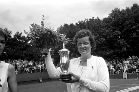 Internationale Tenniskampioenschappen, Melkhuisje, Betty Stove met de beker, Bestanddeelnr 926-5610