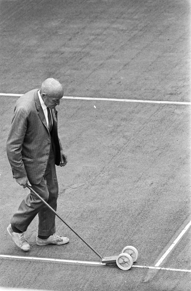 Internationale tenniskampioenschappen in Hilversum, tennisbaan wordt gereed gema, Bestanddeelnr 924-7749