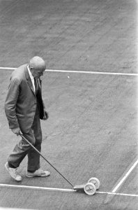 Internationale tenniskampioenschappen in Hilversum, tennisbaan wordt gereed gema, Bestanddeelnr 924-7749