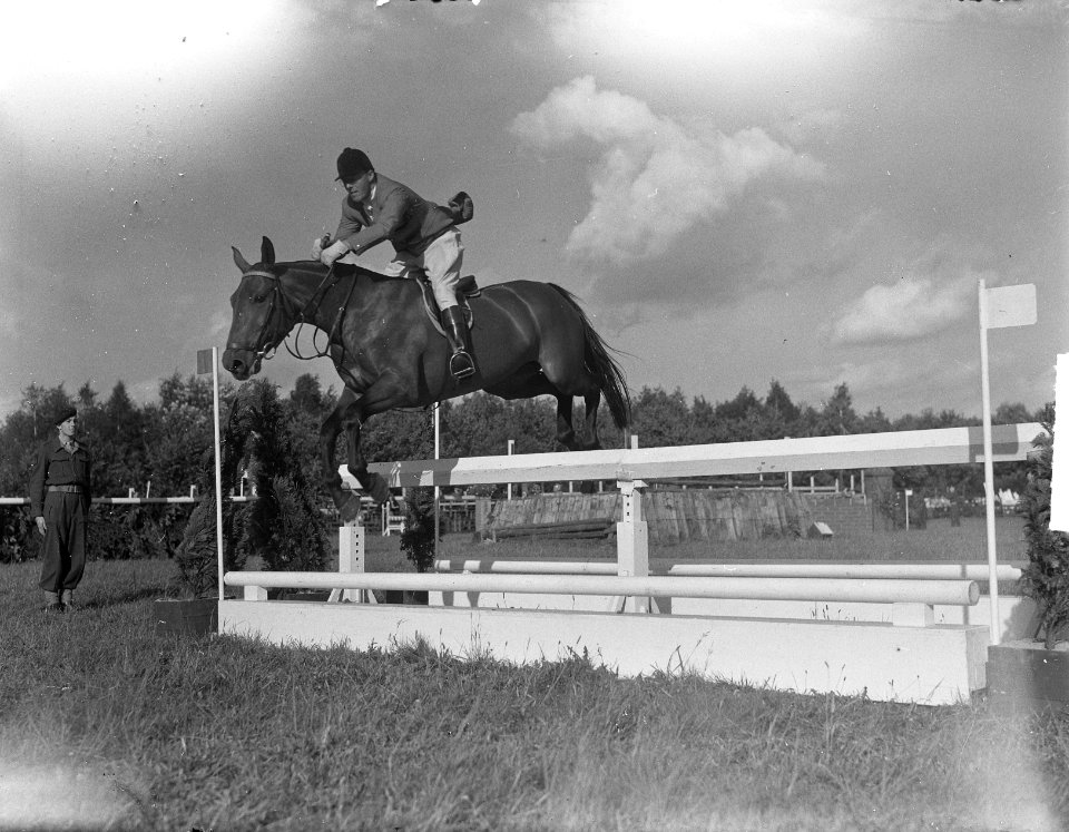 Internationaal Concours Hippique Rotterdam sprong van Prins Bernhard, Bestanddeelnr 904-1755