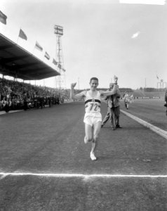 Internationale marathonloop te Enschede, de winnaar Aurele van der Driesse i.a., Bestanddeelnr 918-1157