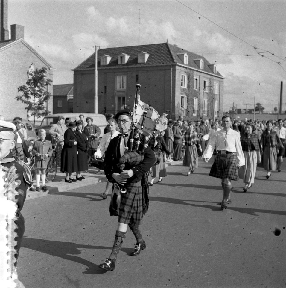 Internationaal folkloristische optocht Arnhem Eaglais a Chuoc , Scottish Daneer, Bestanddeelnr 907-9247