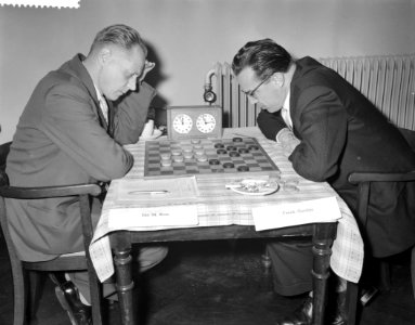 Internationaal damtoernooi in Krasnapolski, Jan M-Bom tegen Freek Gordijn (r), Bestanddeelnr 910-9128