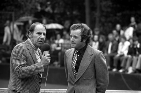 Internationale Tenniskampioenchappen, Melkhuisje, Willem Duys (links) interviewt, Bestanddeelnr 926-5627