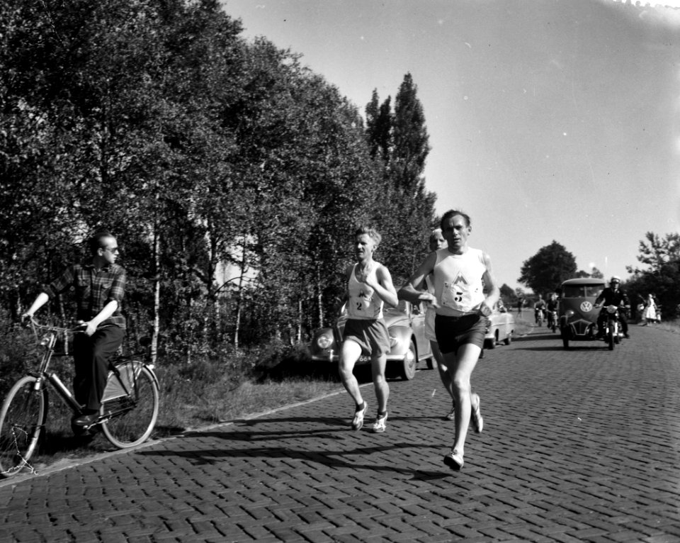 Internationale Marathonloop Eindhoven, (l) Fritz Schonin (r) Spekman, Bestanddeelnr 910-4925