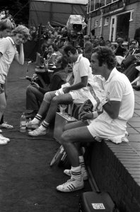 Internationale Tenniskampioenchappen, Melkhuisje, Tom Okker (rechts) en Gimeno r, Bestanddeelnr 926-5624