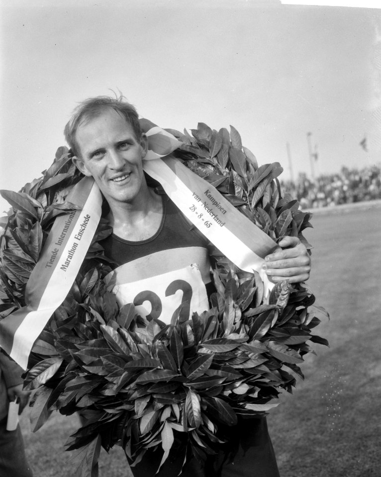 Internationale marathonloop te Enschede, Aad Steylen met krans, Bestanddeelnr 918-1158