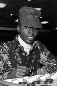 Internationale Suikerdamtoernooi in Krasnapolsky, Faal (uit Gambia) met pet op, Bestanddeelnr 926-1102
