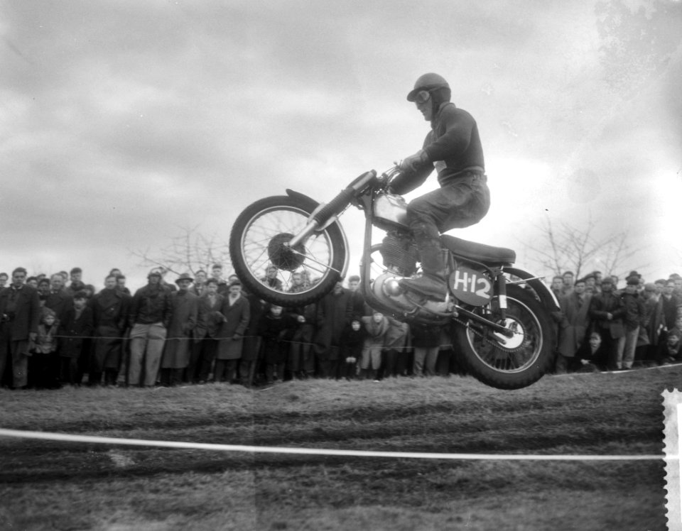 Internationale motorcross in Gemert (Noord-Brabant) Broer Dirks in actie op de , Bestanddeelnr 910-1708