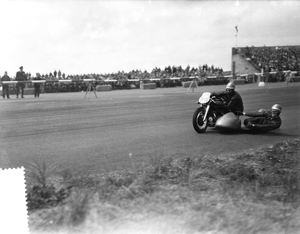 Internationaal motor- en zijspanraces Zandvoort, winnaar 350cc E. Honseley no. 4, Bestanddeelnr 907-1537
