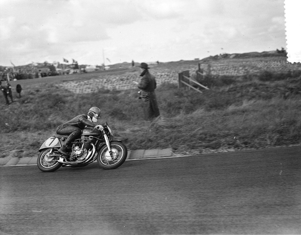 Internationaal motor- en zijspanraces Zandvoort, winnaar 350cc E. Honseley no. 4, Bestanddeelnr 907-1535