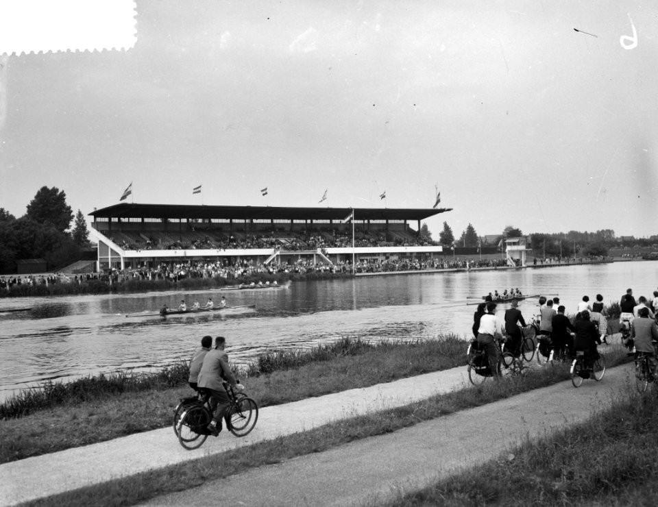 Internationale roeiwedstrijden Bosbaan. Finish jonge 8B, Bestanddeelnr 907-8151
