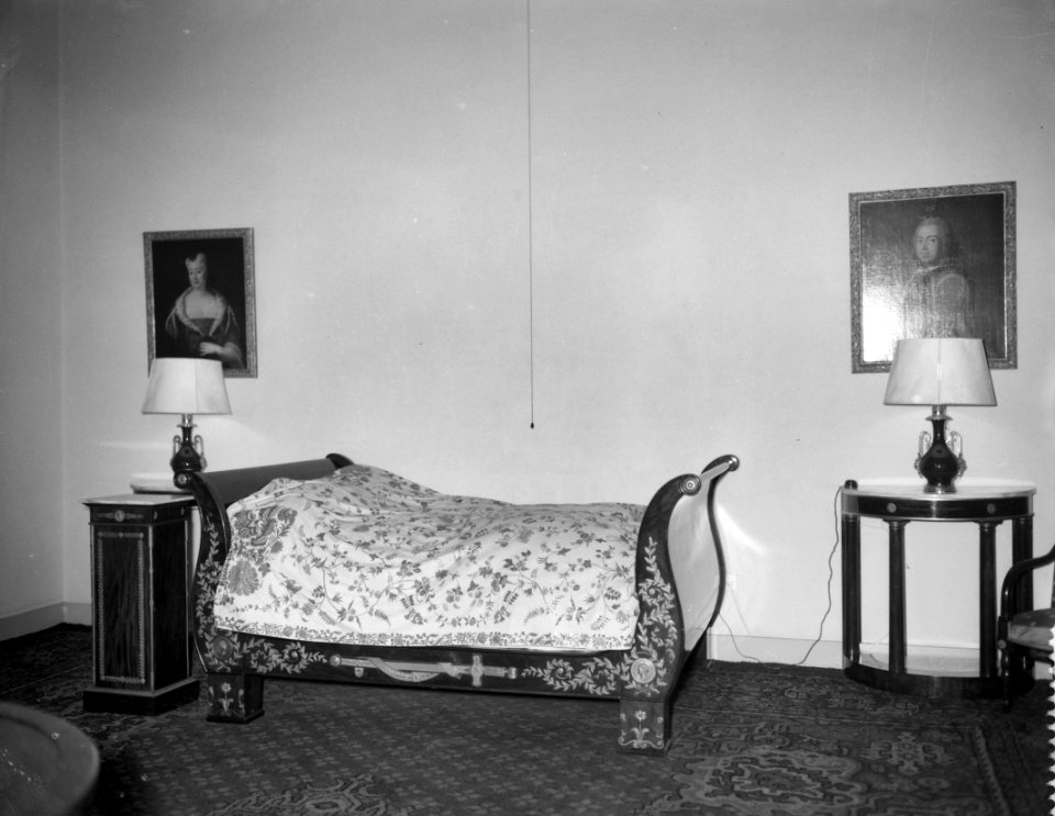 Interieurs van het Koninklijk Paleis op de Dam Slaapkamer van Prins Philip met , Bestanddeelnr 909-3894