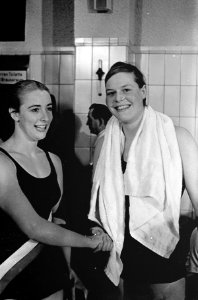 Internationale zwemwedstrijden te Bremen, Ada Kok (r) gefeliciteerd door Sharon , Bestanddeelnr 917-4540