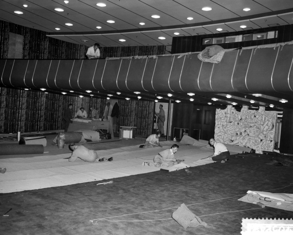 Interieurs van het vlaggeschip van de HAL Rotterdam interieur van de bioscoopzaa, Bestanddeelnr 910-5242