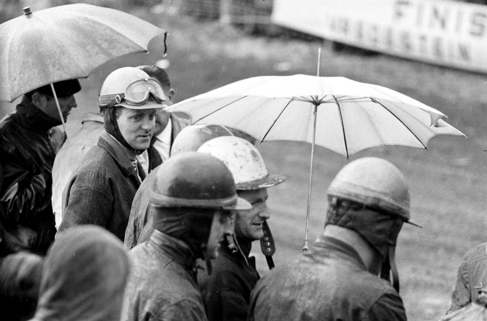 Internationale motorcros Schijndel, Jan Clyrik met paraplu, Bestanddeelnr 913-9614