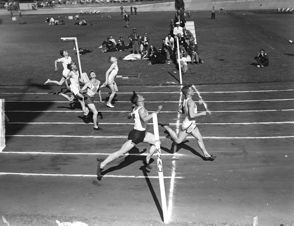 Internationaal atletiekwedstrijd in Olympisch Stadion. Finish 100 meter gewonnen, Bestanddeelnr 903-5459