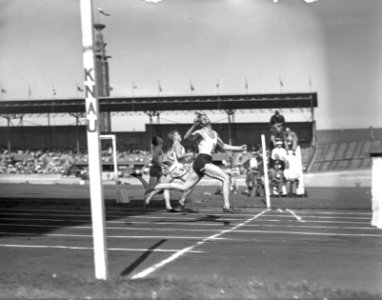 Internationaal atletiekwedstrijd in Olympisch Stadion. 200 m gewonnen door G. Sc, Bestanddeelnr 903-5458