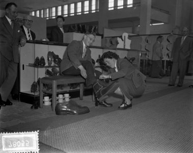 Interlederbeurs jaarbeurs Utrecht. Grote schoenen, Bestanddeelnr 907-8055