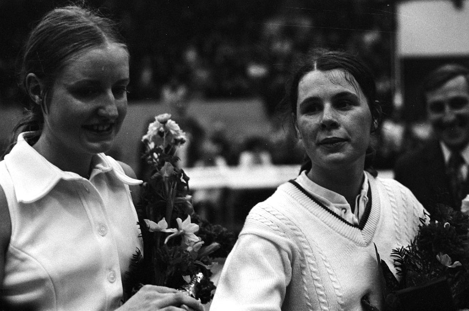 Internationale kampioenschappen Badminton te Beverwijk, Gillian Gilks (l) en Jok, Bestanddeelnr 926-2171
