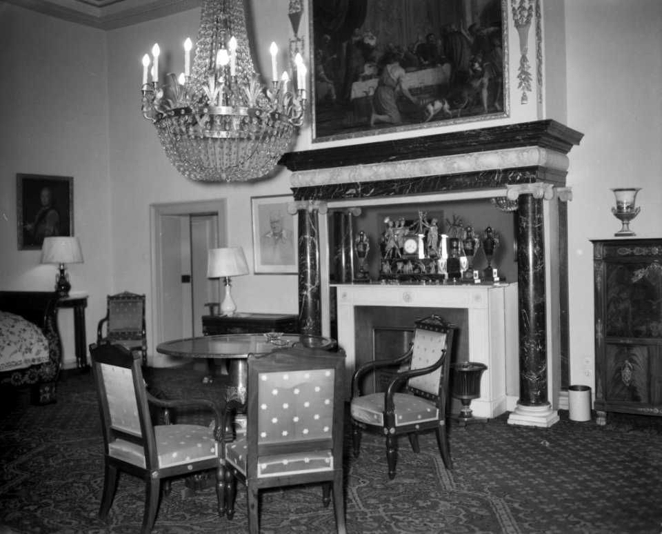 Interieurs van het Koninklijk Paleis op de Dam Slaapkamer van Prins Philip met , Bestanddeelnr 909-3897