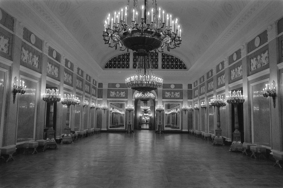 Interieurs van gerestaureeerd Paleis Noordeinde interieur Balzaal, Bestanddeelnr 933-0697