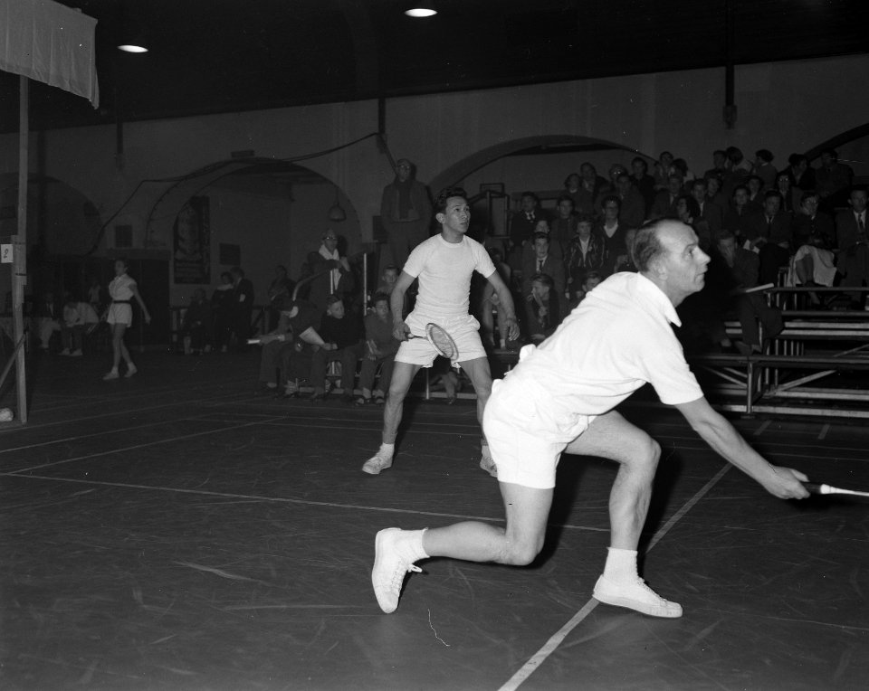 Internationale kampioenschap badminton Haarlem B Loo (links) en L O Verhoef , Bestanddeelnr 908-2240